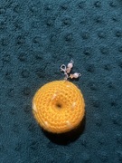 Breloczek robiony na szydełku-pączek mango