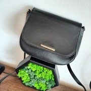 Sinsay mała czarna torebka listonoszka regulowana złoty łańcuszek zapinana