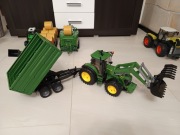 Bruder 03155 Ciągnik John Deere z ładowaczem czołowym i tandemową przyczepą