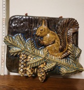 Wiewiórka Willy'ego Fischera na gałęzi sosny, ceramiczna płytka ścienna