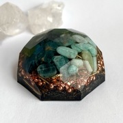 Orgonit kopuła z kamieniami naturalnymi - apatyt, amazonit, jadeit