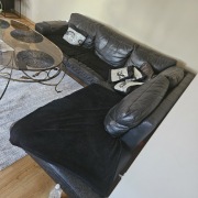 Duży narożnik że skóry z dużą pufa 