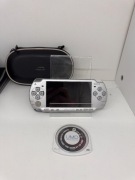 Konsola – Sony PSP 2000 (Srebrna) + Twarde Etui i Gra
