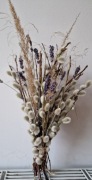 Naturalny bukiet z bazie, suszonej lawendy i traw polnych – dekoracja