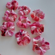 Guma do włosów z naturalnego jedwabiu.