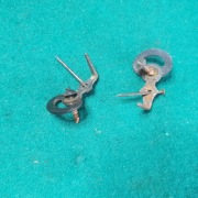 Stare (zabytkowe) zawiasy do drzwiczek skrzyni zegara wiszącego