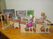 mebelki dla lalek typu barbie klasa szkolna ławki tablica globus liczydło