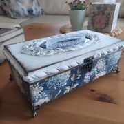 Ręcznie zdobiony chustecznik – decoupage | elegancki, z klimatem