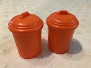 Dwa plastikowe śmietniki