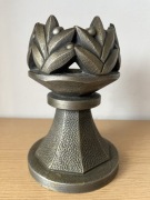 stary metalowy świecznik kielich puchar zdobiony liście laurowe jagody