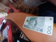 Banknot 100 zł z unikalnym numerem AA 0238591