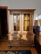 Antyczna, rzeźbiona komoda z witryną