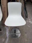 Hoker barowy Vitra Hal Barstool