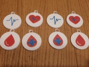 24 szt - breloczki medyczne – grupy krwi / serce / EKG – idealne na prezent