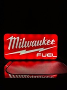 Logo Milwaukee Fuel lampka LED USB z włącznikiem, 12x23 cm, wydruk 3D