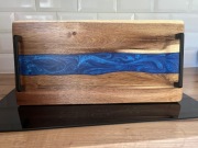 Deska do serwowania z drewna akacji z żywicą BlueRiver