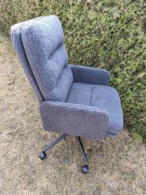 Fotel biurowy ze sztucznego futra o regulowanej wysokości ciemno szary