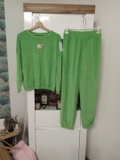 Dres z weluru w kolorze limonki zakończony gumką .