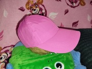 Czapka z daszkiem (bejsbolówka) z otworem na kucyk.