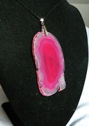 Duży, różowy nieregularny surowy agat fiksja, wisior na rzemieniu
