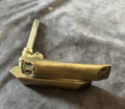 Stara klamka bez szyldów.