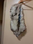 Lis srebrny naturalne futro kołnierz z broszką zapinany 110cm