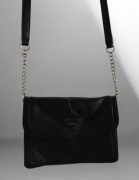 Markowa skórzana czarna torebka Guess na ramię kuferek
