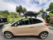 Bagaznik dachowy THULE do Forda Ka z malym boxem dachowym.