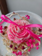 Upominek- świeca z wosku sojowego w kształcie piwonii