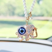 Kreatywna zawieszka samochodowa w kształcie słonia z diamentami.