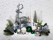 Bożonarodzeniowy stroik z reniferem i świecą