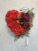 Czerwone serce nagrobne. Dzień Babci i Dziadka