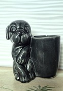 Figurka ceramiczna pies piesek siedzący zielony z wazonikiem pojemnikiem