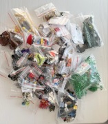 Z24 - Lego LUDZIKI, figurki - różne części + broń, narzędzia i inne akceso