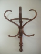 Stylowy drewniany wieszak ścienny z giętego drewna