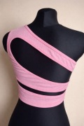 Różowy top one shoulder (689)