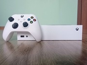 Xbox series S nowy + dwa akumulatorki do pada ze specjalną klapka 