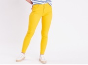 Damskie musztardowe jeans BERSHKA Medium rise Capr