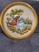 Okrągła rama obrazu lub lustra. Haftowany obraz 