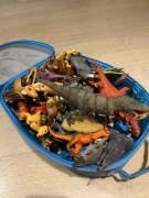 Walizka dziecięca pełna figurek dinozaury, lew, słoń, zebra