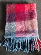 Ciepły koc pled w różnokolorową kratkę.