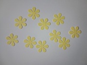 Scrapki kwiatki 10 szt. 25 mm źółte pastelowe  gramatura 160 g/m2