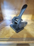 Zabytkowy dziurkach biurowy