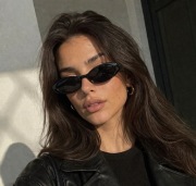 Czarne owalne wąskie minimalistyczne okulary przeciwsłoneczne vintage