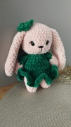Króliczek –ręcznie robiona maskotka szydełkowa amigurumi zielona sukienka