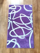 Fioletowo biały dywan o wymiarach 80 x 140 cm