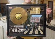 The Beatles – oprawiona w ramkę, pozłacana płyta winylowa