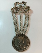 WISZĄCA BROSZKA Z MONETĄ. (039)