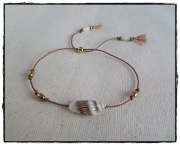 Bransoletka HANDMADE na beżowej nici jedwabnej muszelka naturalna LATO