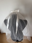 Biały welon ślubny, weselny z perełkami, kokardka; dwuwarstwowy; ślub